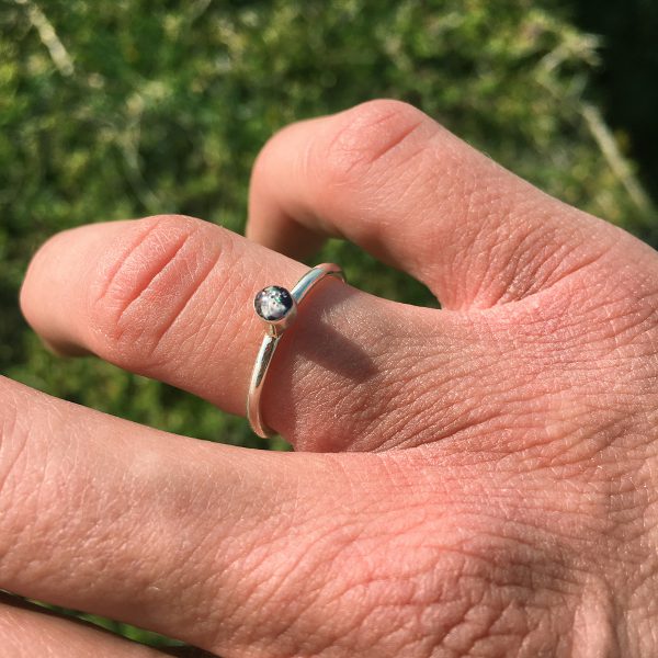 Anello con pietra di cenere - immagine 2