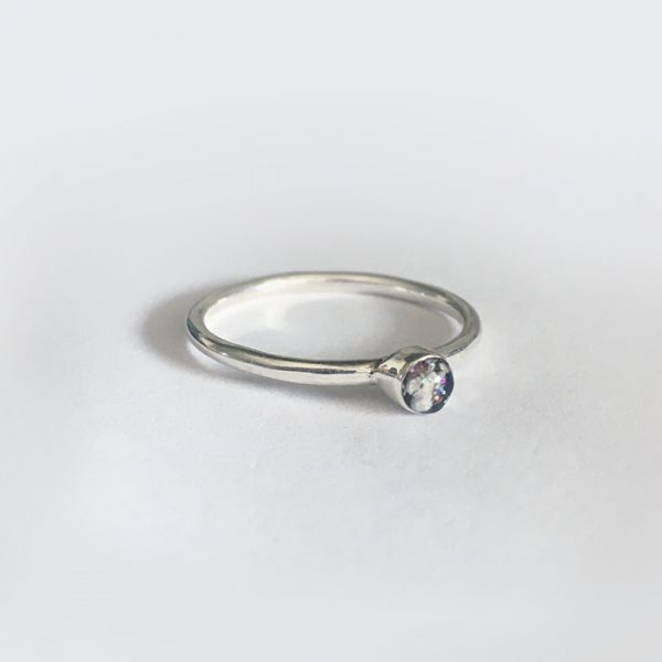 Anello con pietra di cenere