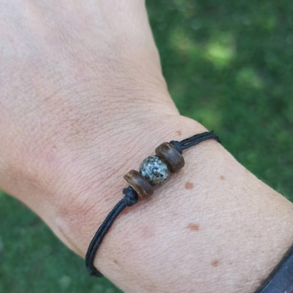 Bracciale in corda con perla di cenere - immagine 2